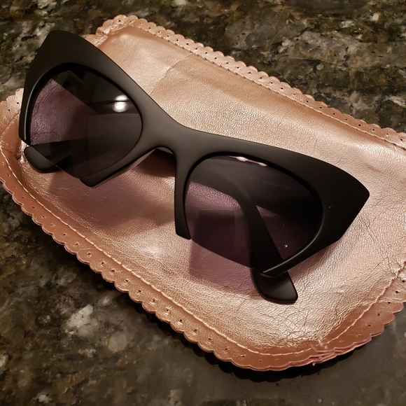 2/$29. Cat's eye sunglasses with holder. - Picture 4 of 4